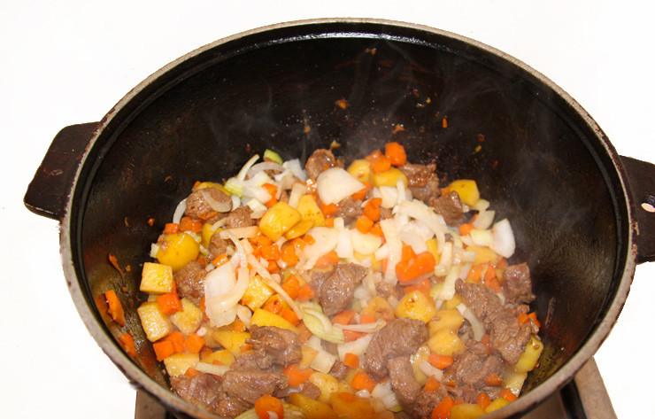 1. Этап. Лагман из конины: 2. Мясо должно полностью размягчится. Пока оно готовится, мелко режем все овощи, и добавляем к готовому мясу.