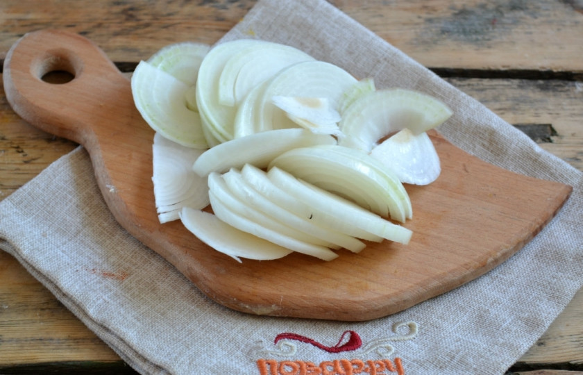 1. Этап. Свинина под соевым соусом: Тем временем порежьте лук полукольцами.