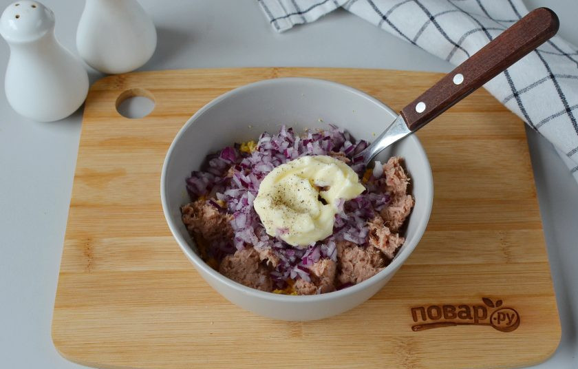 1. Этап. Фаршированные яйца Тигровые: Добавьте ложку майонеза, соль, перец черный молотый.