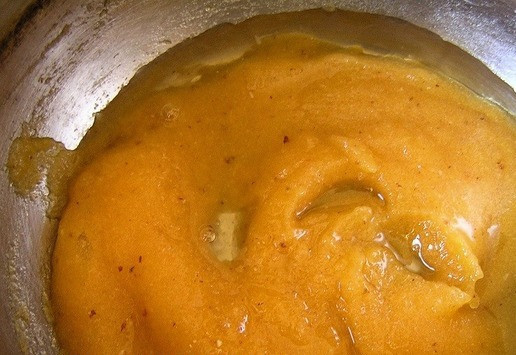 1. Этап. Пирожное Макарон с хурмой: Нагрейте до полного растворения желирующего сахара, постоянно помешивая. Добавьте лимонный сок, доведите до кипения, снимите с огня, влейте ликер.