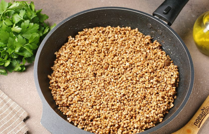 1. Этап. Каша гречневая с говядиной: Добавьте промытую гречку и разровняйте её лопаткой.