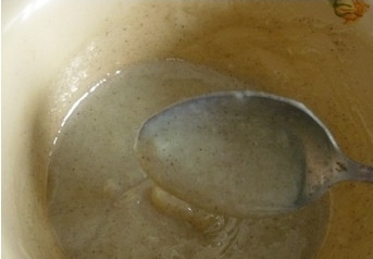 1. Этап. Торт Прага по ГОСТу: Готовим крем. Желток одного яйца размешаем с водой. Добавим сгущенку и ванильный сахар. размешаем и варим на водяной бане до загустения. Помешиваем все время, чтобы желтки не свернулись. Поставим остывать.