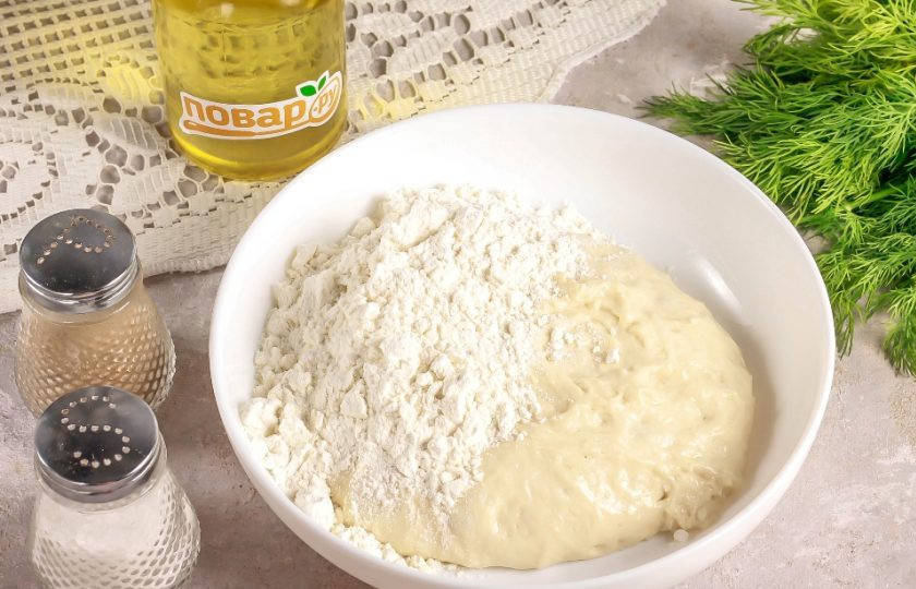 1. Этап. Пицца «Семейная»: Обомните опару, она быстро сдуется и выложите ее в миску. Добавьте еще пшеничной муки. По желанию в этот момент можно влить 2 ст.л. растительного масла без аромата и добавить молотые пряные травы.