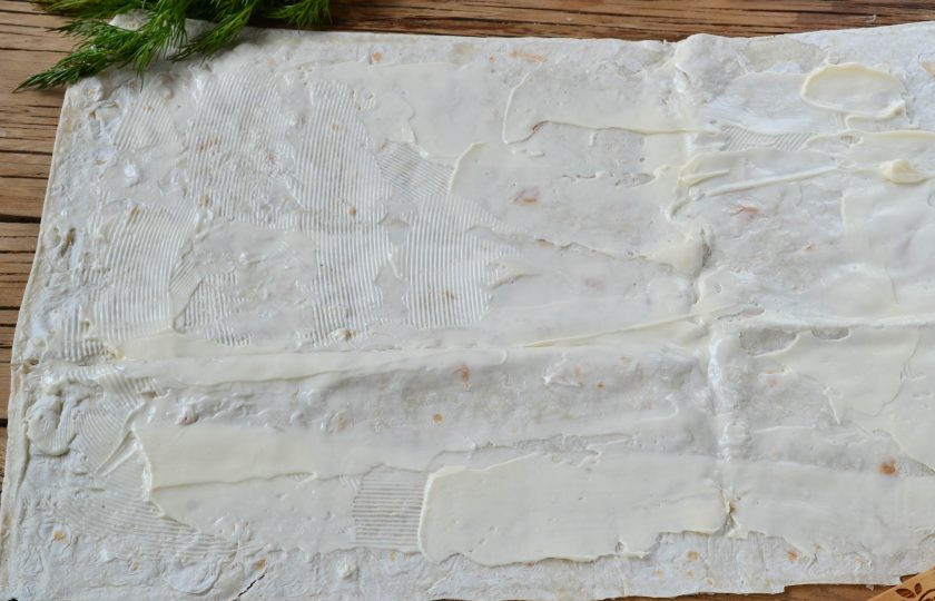 1. Этап. Шаверма с пикантной курочкой и чесночным соусом: Лист лаваша смажьте мягким сливочным сыром.