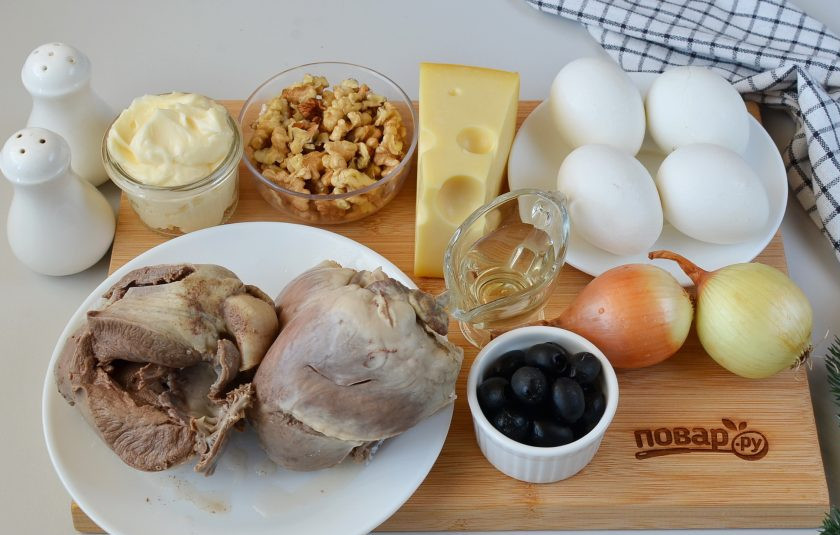 1. Этап. Салат Лапа тигра: Подготовьте ингредиенты. Заранее отварите свиные сердца до готовности (я варила 1 час). Остудите полностью. Отварите яйца, обдайте ледяной водой и очистите от скорлупы.