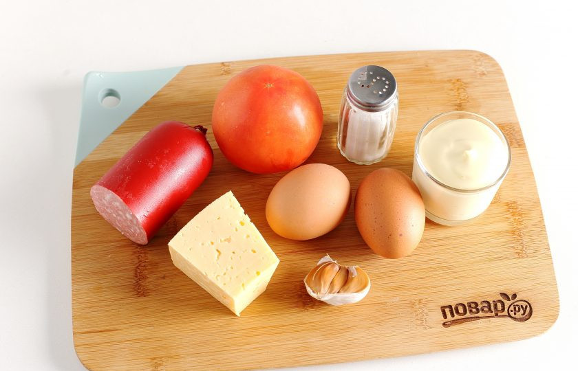 1. Этап. Салат с копчёной колбасой: Подготовьте все ингредиенты. Яйца предварительно необходимо отварить и остудить.