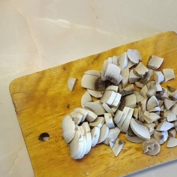 1. Этап. Салат с фасолью, грибами и курицей: Грибы очистить и нарезать четвертинками.