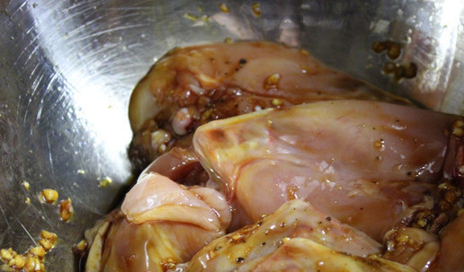 1. Этап. Кролик на гриле в азиатском стиле: Маринуем мясо. Можно жарить сразу, но лучше дать постоять в холодильнике хотя бы пару часов.