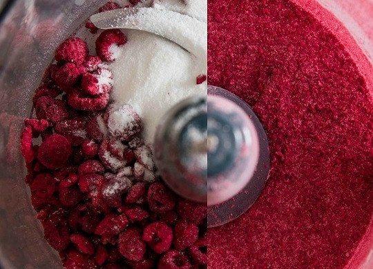 1. Этап. Торт легкий и вкусный: 5. Для приготовления крема взбейте в блендере ягоды (любые, в том числе можно взять сушеные, например) с сахаром. Количество сахара зависит от сладости ягод и ваших вкусовых предпочтений.