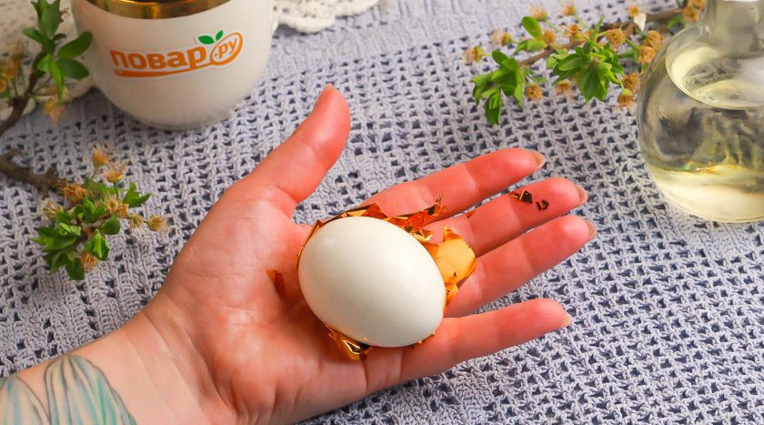 1. Этап. Яйца с поталью: Затем помойте руки, обсушите полотенцем и смажьте растительным маслом ладони. Аккуратно выложите лист потали на ладонь. Ничего страшного, если он порвется — все равно на яйцо приклеятся частички потали. Затем выложите смазанное яйцо и двумя руками разотрите поталь по скорлупе, но без нажима.