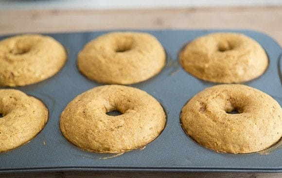 1. Этап. Тыквенные пончики: 7. Выпекайте пончики 17 минут при 180 градусах в духовке.