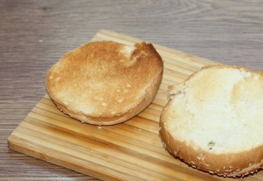 1. Этап. Бургер с котлетой и сыром гриль-чиз: 2. Булочку разрезать пополам и подсушить в ростере или на сухой сковороде.