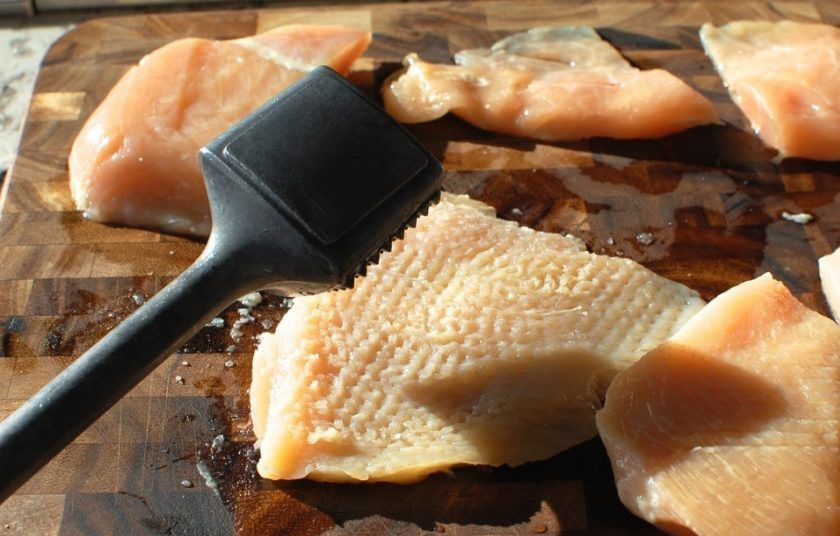 1. Этап. Куриные грудки с сыром в духовке: 2. Каждый кусочек отбейте молоточком, чтобы толщина всех была приблизительно одинаковая.