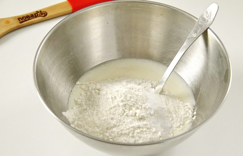 1. Этап. ПП пирог с капустой: Добавьте муку и соду.