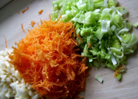 1. Этап. Овощной салат с красной капустой: 2. Капусту откиньте на дуршлаг, затем выложите в большую миску. Яблоко и луковицу почистите и мелко нарежьте, лук-порей нарубите, очищенную морковь натрите на мелкой терке.