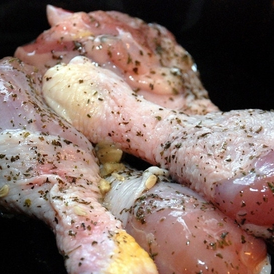 1. Этап. Курица с шафраном: Маринуем курицу в смеси соли, лимонного сока и сухой мяты. Оставляем на полчаса.