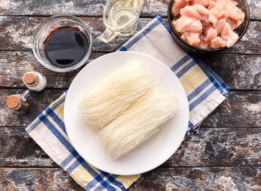 1. Этап. Фунчоза с курицей терияки: Подготовьте все необходимые ингредиенты.