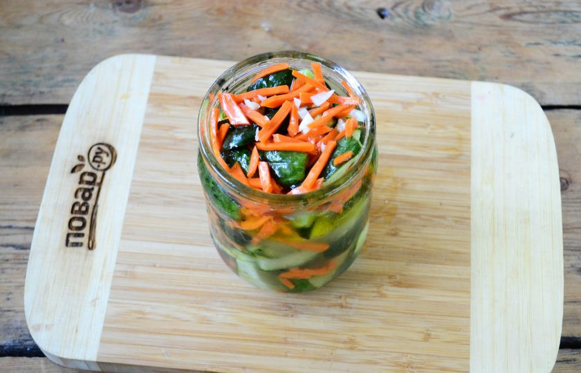 1. Этап. Огурцы по-корейски на зиму (простой рецепт): Через сутки огурцы по-корейски готовы, их можно уже кушать, а можно заготовить на зиму. Для этого разложите огурцы по-корейски по чистым банкам объемом 0,5 литра, туда же влейте маринад.