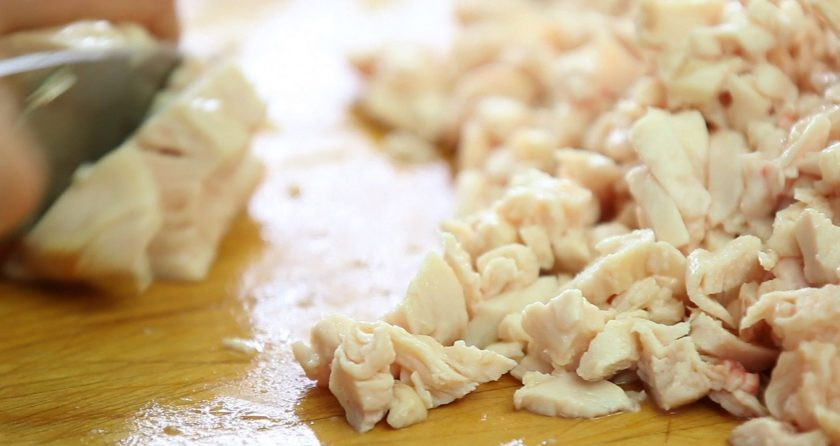 1. Этап. Куриный суп с лапшой по-итальянски: 5. Готовую курицу очистите от кожицы. Филе разделите на мелкие кусочки.