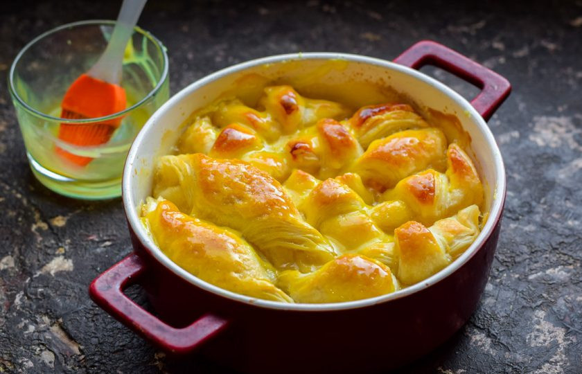 1. Этап. Слойки с мандаринами: Смажьте слойки желтком, готовьте еще 15-17 минут.