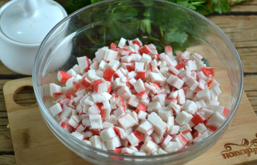 1. Этап. Салат Варежка: 3. Крабовые палочки также порежьте кубиками небольшого размера.