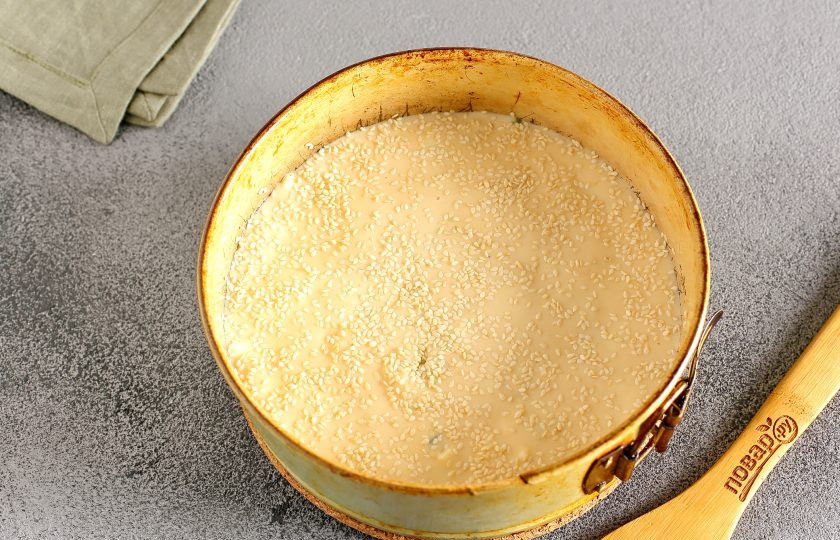 1. Этап. Наливной пирог: Полейте начинку оставшимся тестом и верх посыпьте кунжутом. Выпекайте в духовке при температуре 180 градусов около 30 минут.