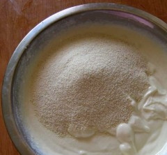 1. Этап. Пирог с консервированными грушами: Отложить миксер — он больше не понадобится. Просеять в миску муку и ванильный сахар, после чего аккуратно, чтобы не нарушить воздушную структуру взбитых с сахаром яиц, вымешать нежное густое тесто.