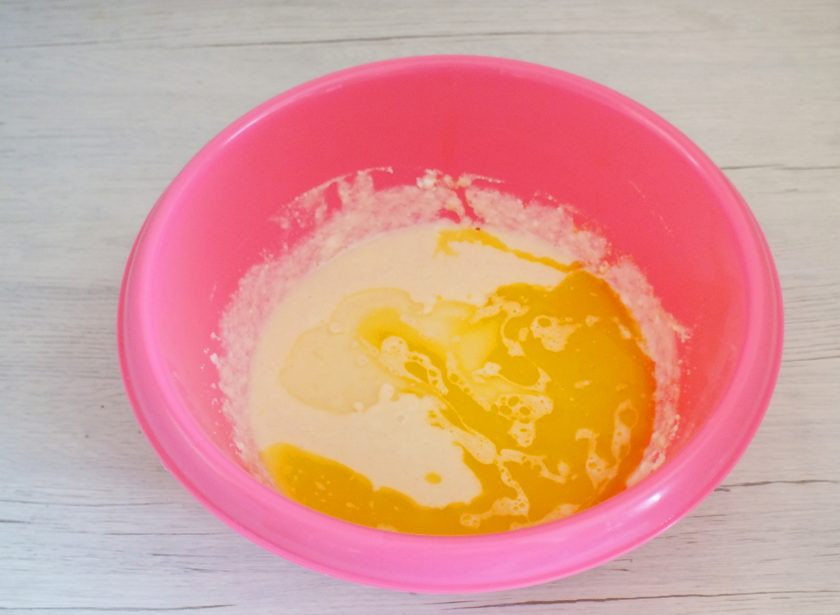 1. Этап. Булочки с вареньем без дрожжей: Растопите сливочное масло, добавьте к творожной массе. Перемешайте.