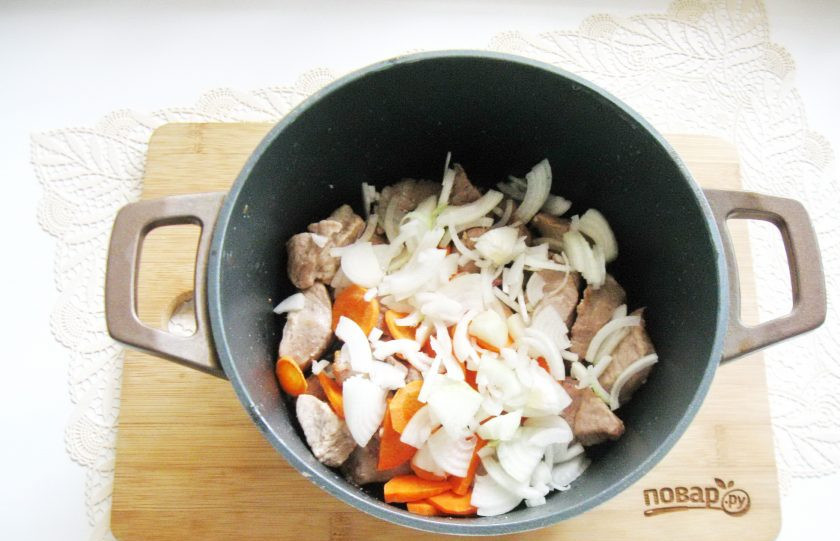 1. Этап. Свинина с фасолью в томатном соусе: Морковь и репчатый лук очистите, помойте и нарежьте произвольно. Добавьте к мясу.