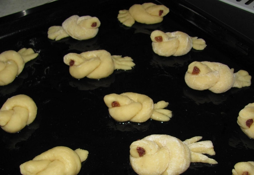 1. Этап. Булочки на кефире без дрожжей: 6. Оставшийся хвостик разрезаю ножом, с помощью изюма делаю глазки. Выкладываю птичек на противень, который предварительно смазываю подсолнечным маслом.