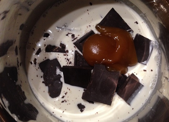 1. Этап. Шоколадная Кармелита: 7. Приготовим шоколадную карамель. В сотейник наливаем сливки, добавляем сахар, мед и кусочки шоколада.