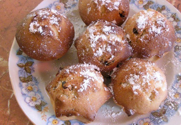 1. Этап. Кексы в формочках: Помещаем кексики в духовку и печем минут 40. Затем извлекаем из форм, остужаем и посыпаем сахарной пудрой. Все готово!