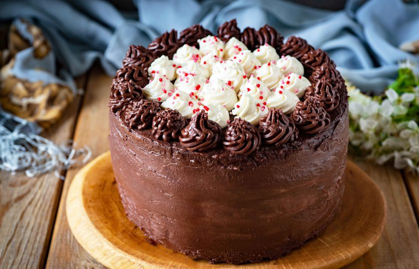 1. Этап. Шоколадный торт с кремом из маскарпоне: Готовый ганаш наносим на охлажденный тортик, покрываем верх и бока равномерным слоем. Украшаем торт по своему вкусу, отправляем на пару часов в холодильник, после чего подаем к столу.