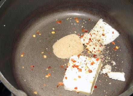 1. Этап. Вельветовый Элвис (Velvet Elvis): Разогреваем сковороду. Добавляем 2 чайные ложки сливочного масла, 1 чайную ложка коричневого сахара, 1 / 4 чайной ложки красного чили.