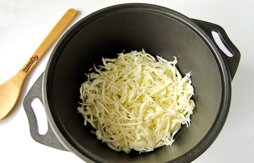 1. Этап. Салат Кубанский с капустой на зиму: Капусту тонко нашинкуйте.