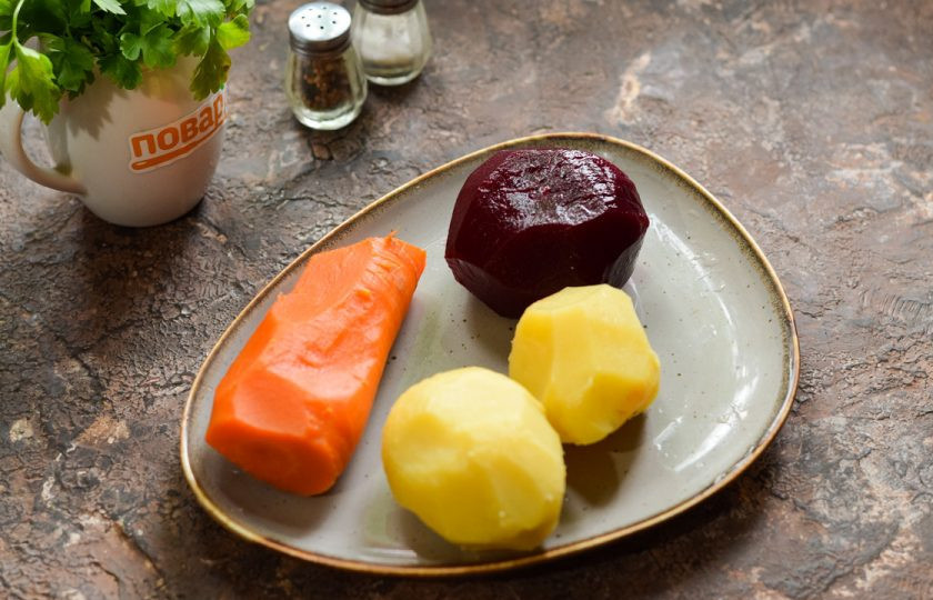 1. Этап. Салат Гренадер с говядиной: Очистите вареные овощи: свеклу, морковь и картофель.