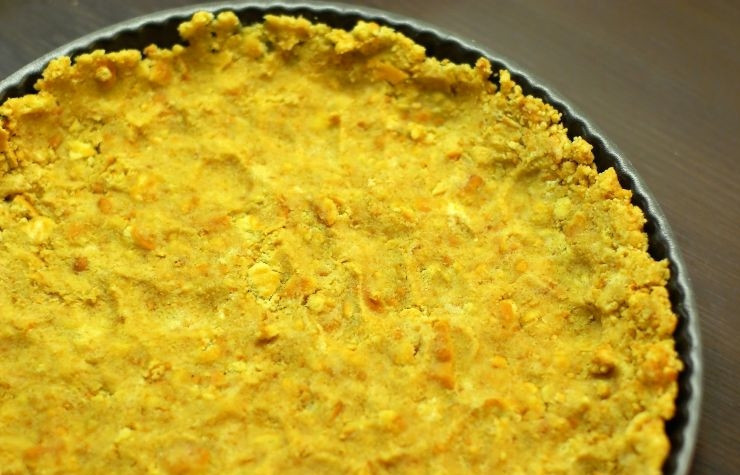 1. Этап. Пирог с лимонной начинкой: Получившееся тесто выкладываем в форму для пирога и формируем основу. Отправляем в духовку на 10 минут запекаться при температуре в 180 градусов. Основа должна красиво зарумяниться.