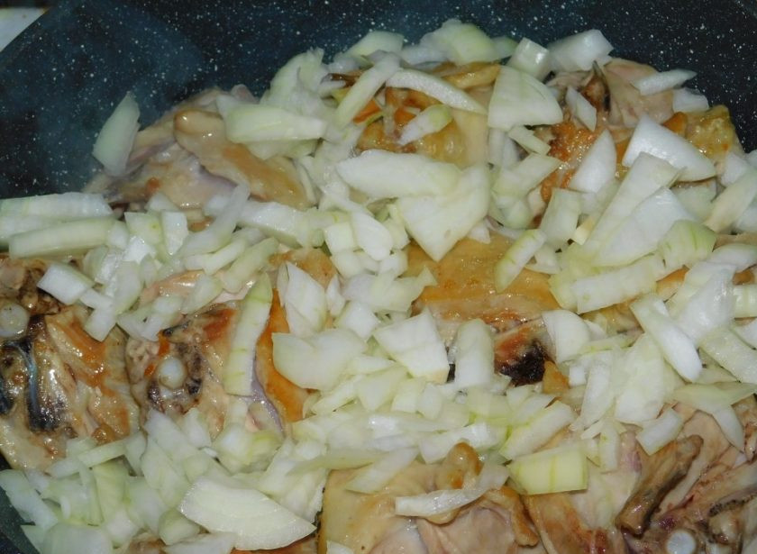 1. Этап. Курица с лимоном и базиликом: Добавьте нарезанный лук, обжаривайте все вместе ещё минут 5.