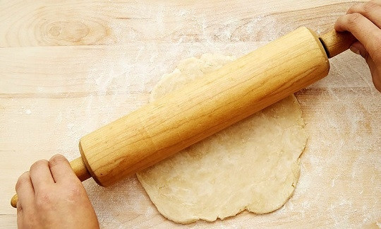 1. Этап. Закрытый яблочный пирог: 3. Затем раскатайте оба пласта теста на присыпанной мукой поверхности.