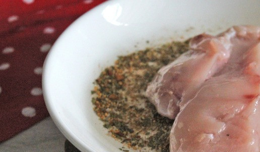 1. Этап. Куриное филе с творожным сыром: Обвалять куриное филе в специях с одной стороны, чтоб они его полностью покрыли.