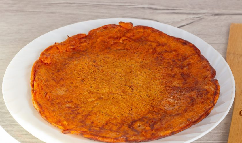 1. Этап. Курица с овощами на гречневой галете: На сковороде разогрейте растительное масло, вылейте тесто и разровняйте в виде лепешки. Обжарьте галету с двух сторон до готовности.