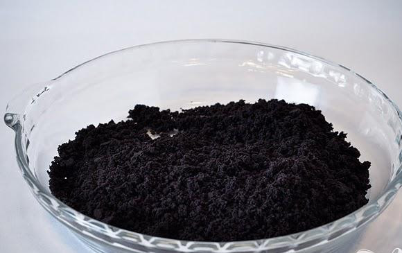 1. Этап. Пирог из крекеров и мороженого: 2. Разогреть духовку до 175 градусов. Слегка смазать маслом форму для пирога, отставить в сторону. Измельчить крекеры в кухонном комбайне. Влить растопленное сливочное масло и снова перемешать, пока смесь не будет напоминать мокрый песок.