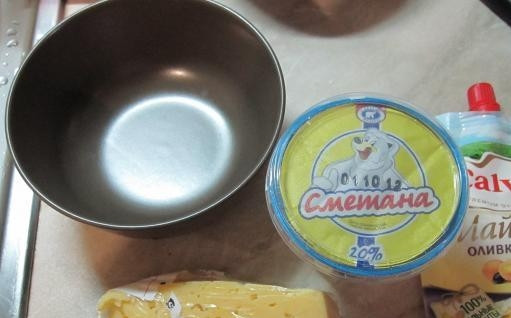 1. Этап. Цветная капуста запеченная в духовке со сметаной: В отдельной миске смешиваем сметану, пару ложек майонеза и натертый на крупной терке сыр.