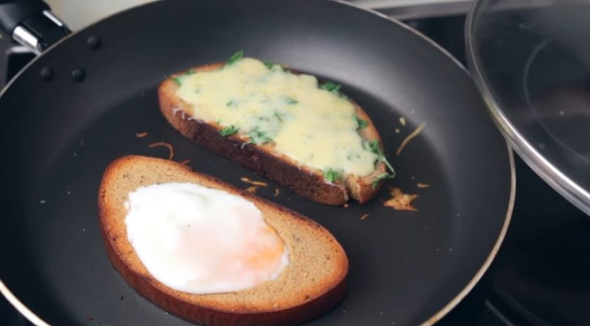 1. Этап. Суперсытный сэндвич на завтрак: 4. Ломтик с сыром уберите со сковороды, а ломтик с яичницей оставьте еще на несколько минут, выключив огонь.