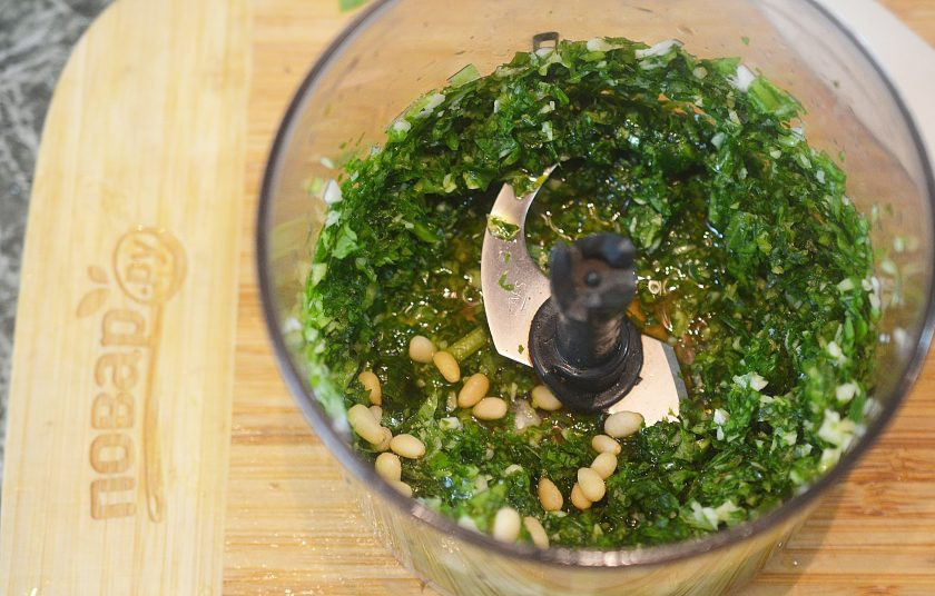 1. Этап. Сосиски-гриль с соусом песто из руколлы: Добавьте тертый сыр, орехи, масло.