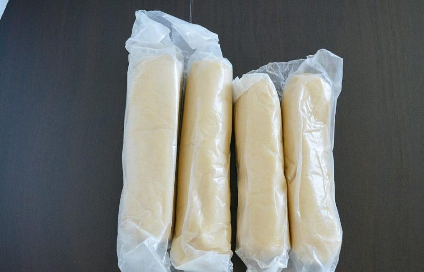 1. Этап. Индийское песочное печенье Нанхатаи: 4. Сформируйте из теста несколько колбасок, заверните их в пергамент и положите в холодильник на 45 минут.