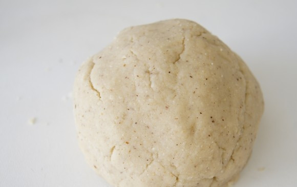 1. Этап. Фундучная паста: 4. Готовую массу выкладываю на стол и собираю в единый ком, который напоминает песочное тесто, немного обминаю его.