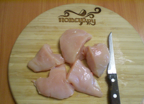 1. Этап. Куриная грудка кусочками на сковороде: Нарезаем грудку кусочками.