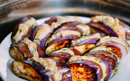 1. Этап. Баклажаны с начинкой по-азиатски: 7. Вот такие аппетитные баклажаны с начинкой по-азиатски. Полейте соевым соусом, присыпьте зеленью и подавайте к столу.