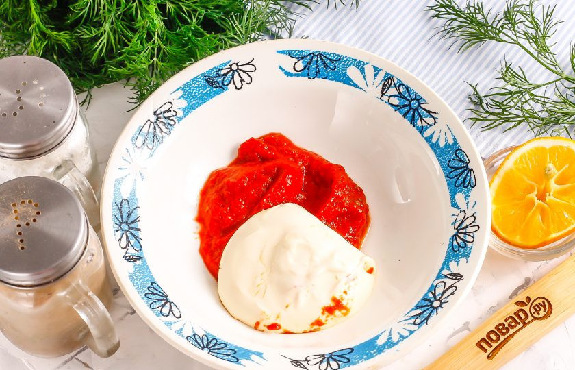 1. Этап. Соус Андалузский: В глубокую емкость выложите кетчуп и майонез. Влейте туда же лимонный сок или выжмите сок из четверти лимона.